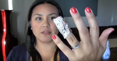 She Wraps Her Fingers And Toes In Aluminum Foil. The Reason Why? THIS Works Wonders!