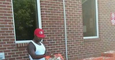 Man Buys Every Pizza In The Restaurant And Gives It Out To Homeless