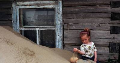 Every Morning She Has To Dig Her Way Free. Look At Where She Lives.
