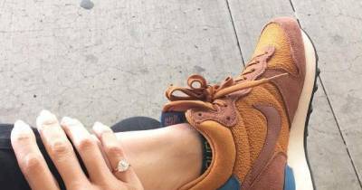 If You Spot A Woman Wearing A Ring On Her Pinky Finger, This Is What It Means