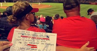 Two Sisters Notice Woman In Front Of Them Texting Another Man &mdash; Then Tell Her Husband In A Note