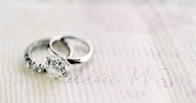 Nine Years After Their Wedding, This Couple Found An Unopened Gift In Their Closet