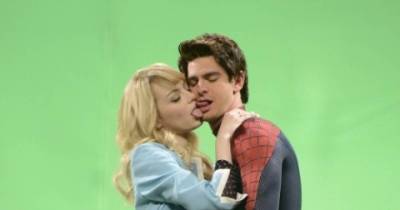 18 Awkward Celebrity Kisses Caught On Camera