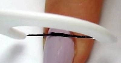 She Carefully Presses Dental Floss Onto Her Nails. Seconds Later... So Cool.