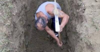89 Year Old Man Caught Digging His Own Grave And His Answer Is Quite Surprising