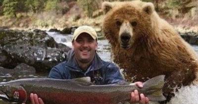 20 Selfies That Captured WAY Too Much Information.