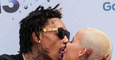 Super Awkward Pics Of Celebs Kissing