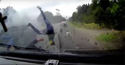 3 People Who Weren&rsquo;t Wearing A Seat Belt Get Instantly Ejected During Head On Collision
