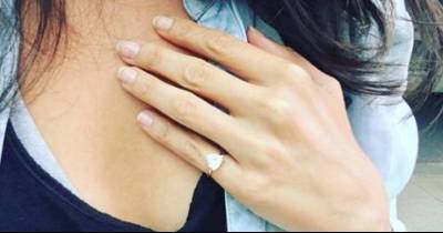 Many Women Are Putting Engagement Rings On Their Pinkies, Here&rsquo;s What It Means!