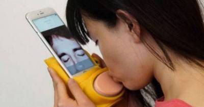Weird Gadget Lets You Send Actual Kisses Through Your iPhone