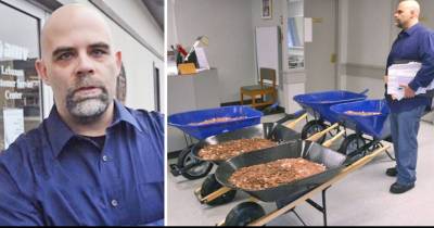 Rude DMV Workers Disrespect Dad, So He Shows Up With 300,000 Pennies As Revenge