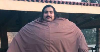 Pakistani 'Incredible Bulk' Weighs 960 Pounds And Plays Tug-Of-War With Tractors