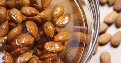6 Reasons Why People Eat Soaked Almonds