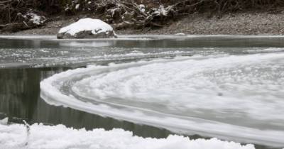 This Mysterious Spinning Circle Of Ice Was Captured On Camera And It's Amazing