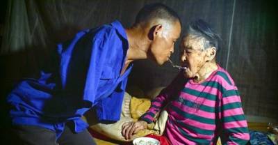 The Inspirational Man That Moved China: Devoted Son Who Lost Both Arms To Electric Shock Spoon-Feeds Sick Mother Using His Teeth!