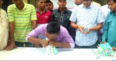 Man Shoves 459 Straws Into His Mouth, Sets World Record