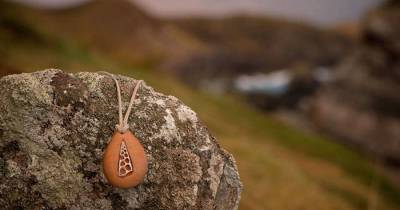 Man Gives His Girlfriend A Necklace 1.5 Years Later She Discovered Hidden Surprise