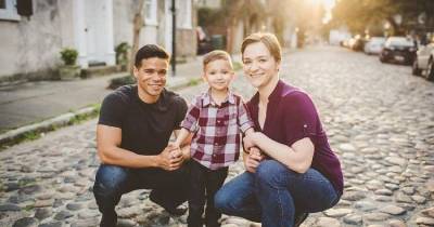 Divorced Couple Reunite And Takes A Family Portrait Every Year For Their Son