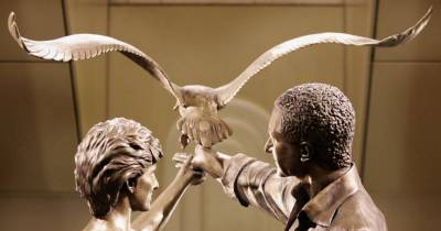 London Department Store Harrods To Remove Princess Diana And Dodi Fayed's Dancing Statue