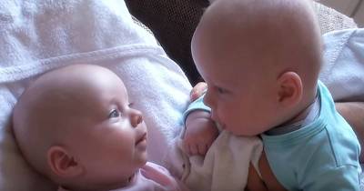 Daddy Captures Adorable Twins When They Were Talking To Each Other In Some Secret Language.