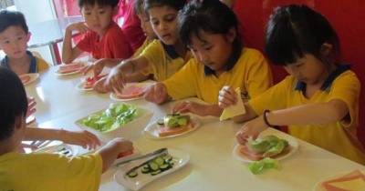 Kids Make 100+ Sandwiches With The Help Of Their Teachers To Feed The Hungry