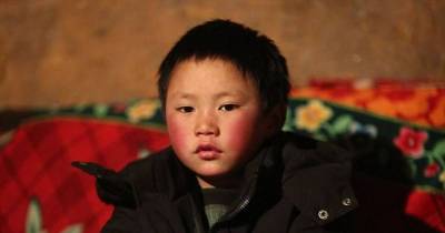 8-Year-Old Chinese Boy Walks 4.8 Km To Attend School With Frozen Head, When Teacher Looks Even Closer His Heart Breaks