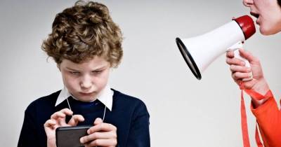 "Dumb Phones" Released By A Company To Tackle SmartPhone Addiction Of Kids These Days