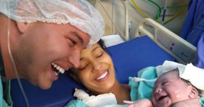 Heartwarming Moment When Baby Girl Greets Dad With The Biggest Smile On The Face, Turns Out Dad Had Been Talking To The Baby For Months In The Womb
