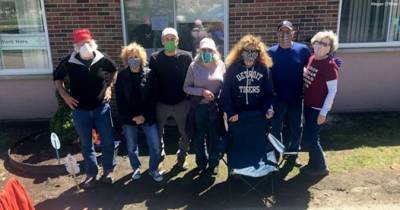 7 Siblings Camp Out At 101-Year Old Mother's Nursing Home Window As She Fights Against Coronavirus