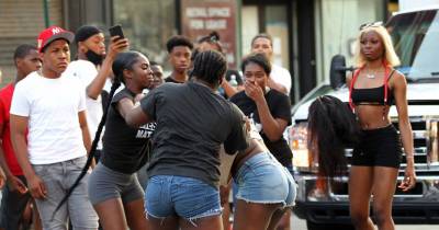 NYPD Officers Do Nothing As Teenager Gets Beaten In Broad Daylight