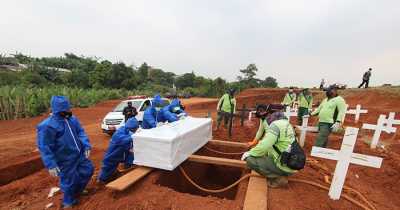 Anti-Maskers Forced To Dig Graves For COVID-19 Victims As A Punishment In Java, Indonesia