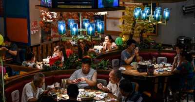 Woman Takes Blind Date On Next Level, Takes 23 Relatives On First Date To Test The Man's Generosity
