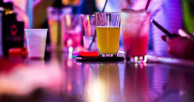 Bartender Swaps Glasses After He Saw A Guy Spike A Girl's Drink