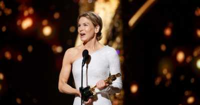 Ren&eacute;e Zellweger Reveals She Walked To Oscars Half A Mile In Rain To Keep Herself 'Grounded'