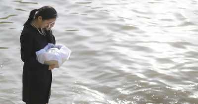 Daughter Claims That Her Mom&rsquo;s Ashes Spell Out An Emotional Message For Family In The Water