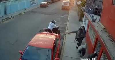 Cowardly Guy Lets His Terrified Girlfriend Get Mugged &ndash; As He Runs Away