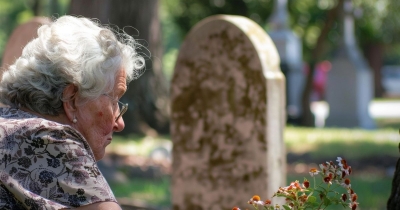 Old Woman Brought Son's Favorite Pastry To His Grave & Found Note Saying 'Thank You' Upon Her Return