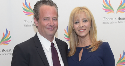 Lisa Kudrow Finds Matthew Perry's Note Inside 'Cookie Time' Jar From Friends Set 20 Years Later
